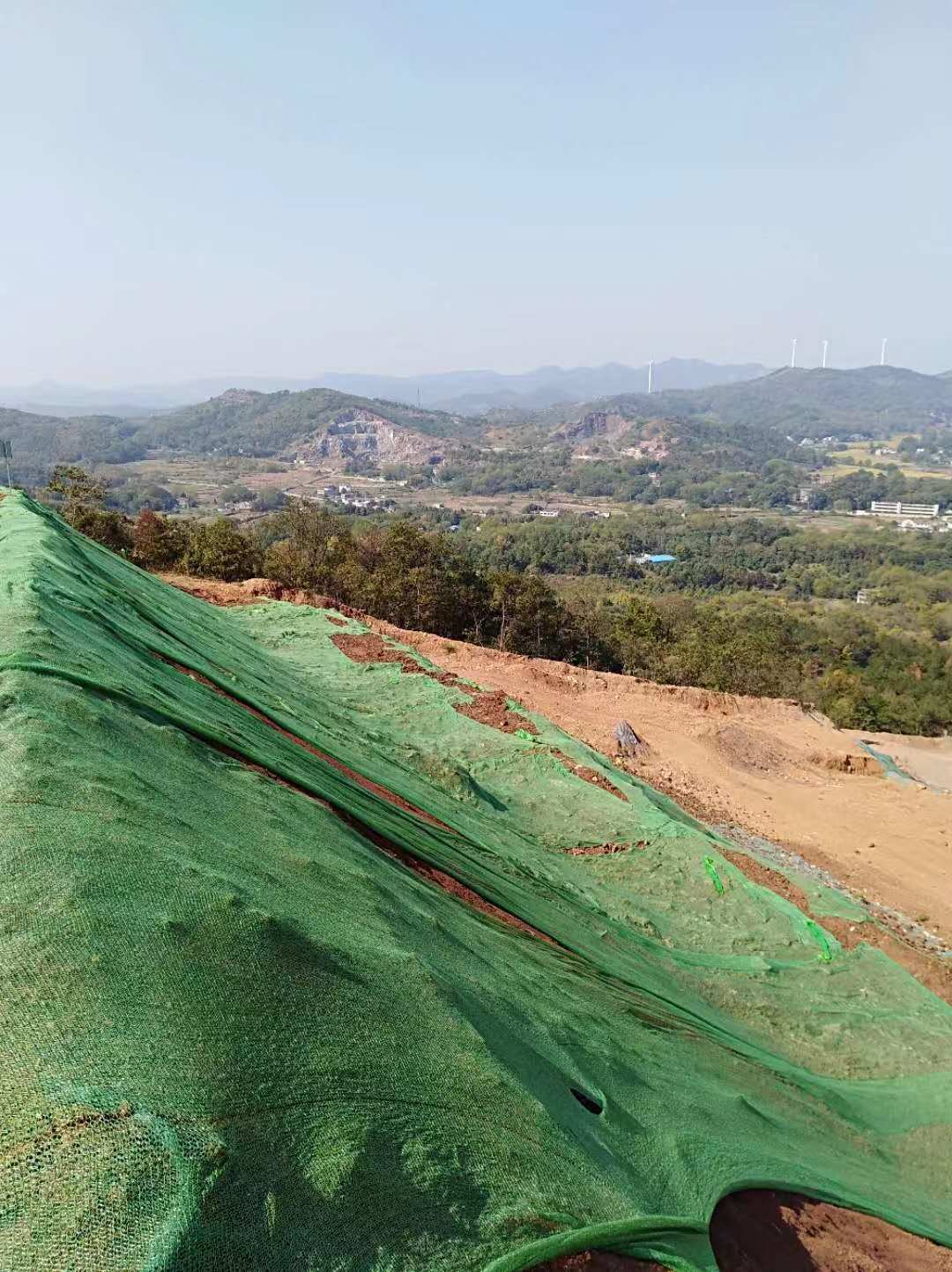 【环保工作】月山杨家矿段对裸露山体进行覆膜治理